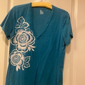 Gap L Blue with a white flower